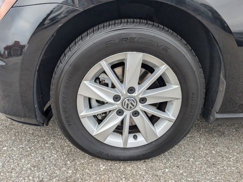 Used 2017 Volkswagen Golf S image 28