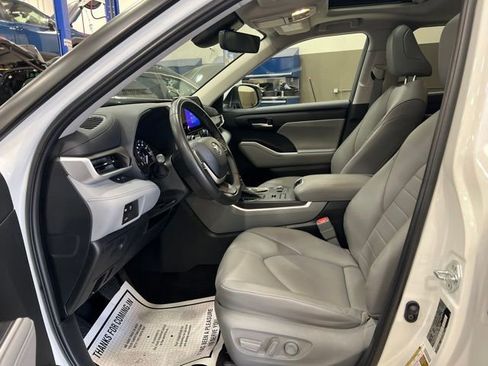 Used 2023 Toyota Highlander XLE AWD/4WD image 19