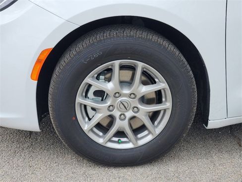 New 2025 Chrysler Pacifica Select image 8