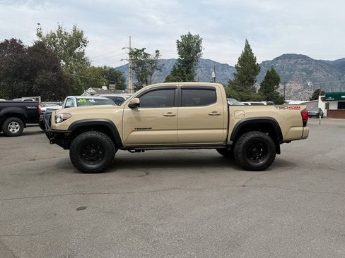 Used 2018 Toyota Tacoma TRD Off-Road w/ Technology Package AWD/4WD image 3