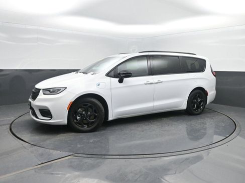 Used 2024 Chrysler Pacifica Premium image 45