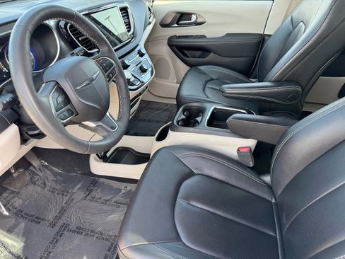 Used 2024 Chrysler Pacifica Touring-L image 18