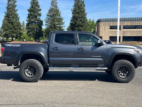 Used 2020 Toyota Tacoma TRD Off-Road w/ Technology Package image 9