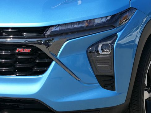Used 2025 Chevrolet Trax RS FWD image 8