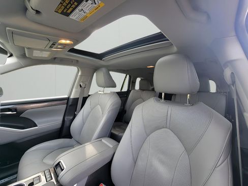 Used 2021 Toyota Highlander Limited image 5