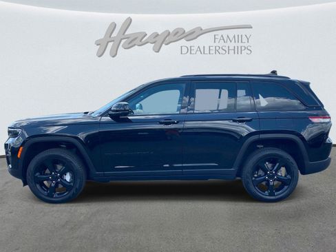 Used 2025 Jeep Grand Cherokee Limited w/ Luxury Tech Group II RWD image 9