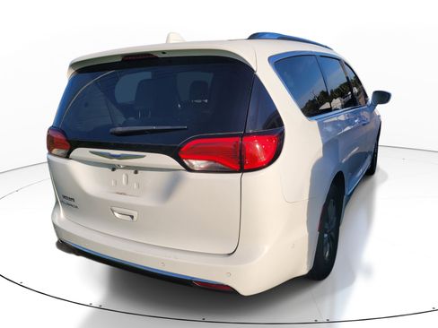 Used 2020 Chrysler Pacifica Touring-L Plus w/ Tire & Wheel Group FWD image 4
