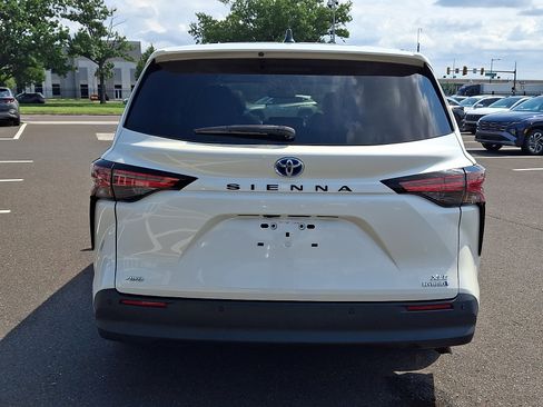 Used 2021 Toyota Sienna XLE AWD/4WD image 5
