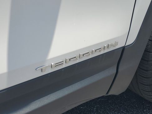 Used 2023 GMC Terrain SLT w/ Infotainment Package II FWD image 8