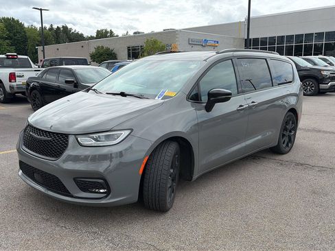 Used 2025 Chrysler Pacifica Limited FWD image 4