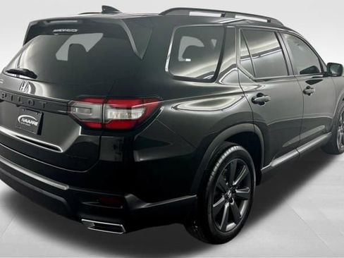 Used 2025 Honda Pilot Sport image 8