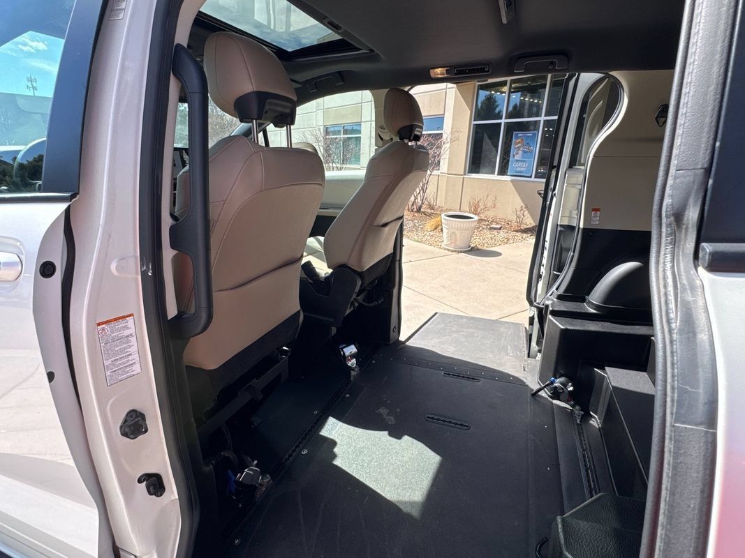 Used 2021 Toyota Sienna XLE AWD/4WD image 5