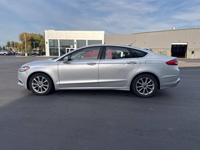 Used 2017 Ford Fusion SE w/ Fusion SE Technology Package FWD image 4