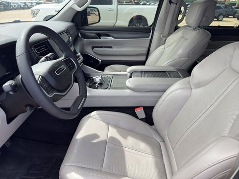 Used 2023 Jeep Wagoneer L Series III w/ Premium Group I AWD/4WD image 8