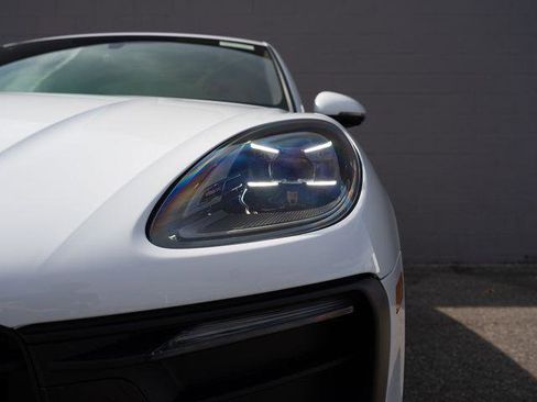 Certified 2025 Porsche Macan AWD/4WD image 11