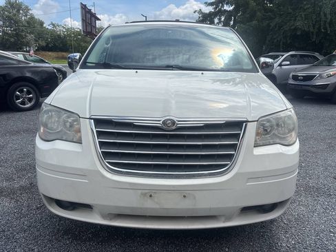 Used 2009 Chrysler Town & Country Touring FWD image 4