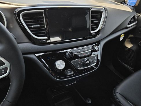 New 2026 Chrysler Voyager LX image 17