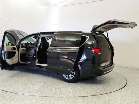 Used 2023 Chrysler Pacifica Touring-L FWD image 11