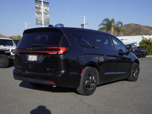 Used 2022 Chrysler Pacifica Touring-L w/ Uconnect Theater Family Group FWD image 4