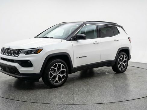 Used 2025 Jeep Compass Limited image 3