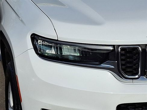 Used 2024 Jeep Grand Cherokee L Laredo image 9