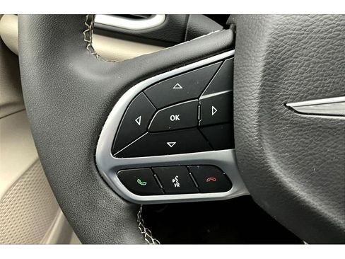 Certified 2024 Chrysler Pacifica Touring-L FWD image 26
