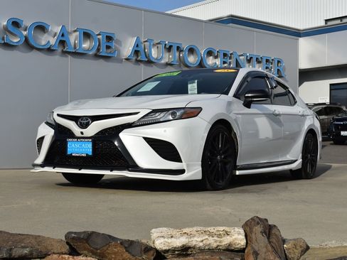 Used 2018 Toyota Camry XSE image 2