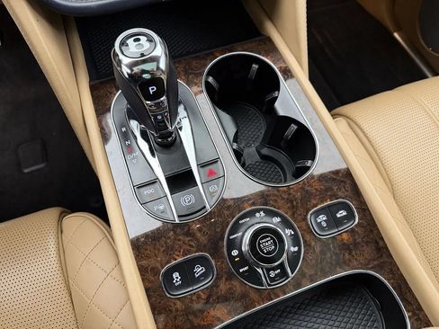 Used 2017 Bentley Bentayga AWD/4WD image 30
