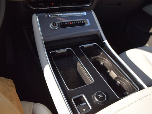 Used 2025 Lincoln Aviator AWD image 17
