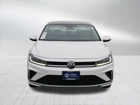 Certified 2025 Volkswagen Jetta SE image 2