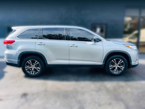 Used 2019 Toyota Highlander LE image 12