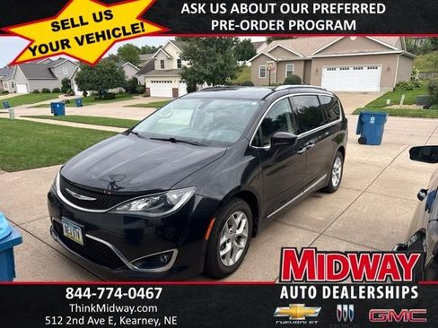 Used 2017 Chrysler Pacifica Touring-L Plus w/ Tire & Wheel Group FWD image 1