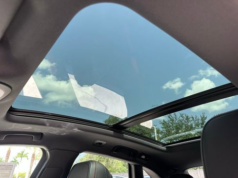 Certified 2025 Porsche Macan Turbo image 27