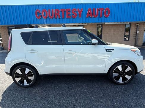 Used 2015 Kia Soul ! w/ Umber Package 1 FWD image 8