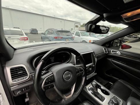 Used 2018 Jeep Grand Cherokee Overland AWD/4WD image 10