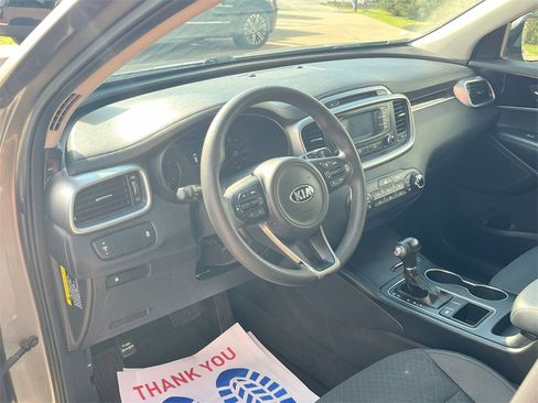 Used 2018 Kia Sorento L image 10