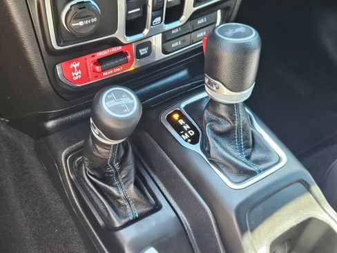 Used 2023 Jeep Wrangler Unlimited Rubicon 4xe w/ Cold Weather Group AWD/4WD image 17