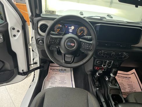 Used 2024 Jeep Gladiator Sport AWD/4WD image 16
