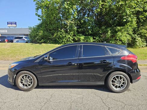Used 2016 Ford Focus SE FWD image 2