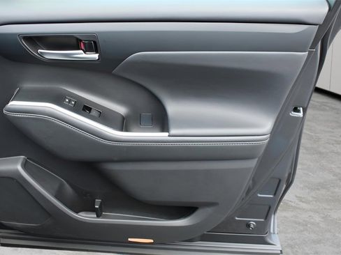 Certified 2025 Toyota Highlander XLE image 26