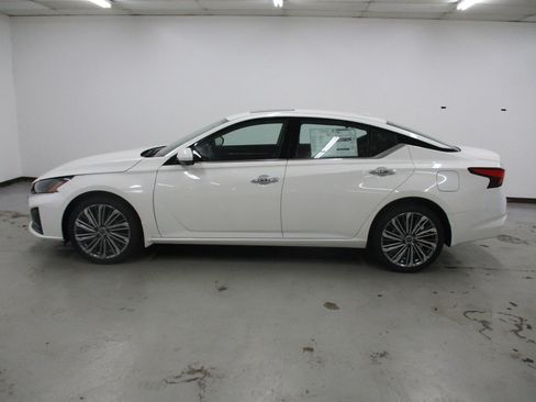 New 2025 Nissan Altima 2.5 SL image 12