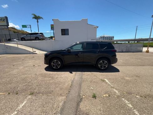 Used 2025 Nissan Rogue SV AWD/4WD image 16