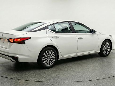 Used 2025 Nissan Altima 2.5 SV FWD image 9