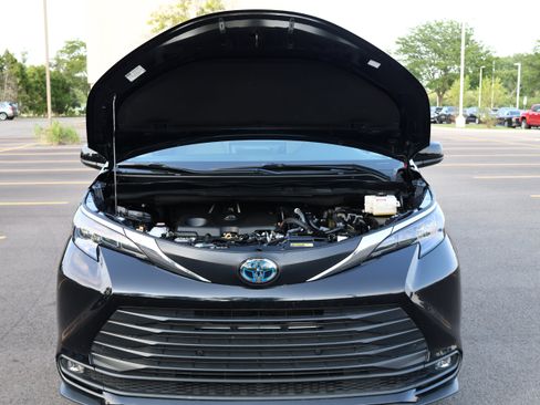 Used 2025 Toyota Sienna XLE FWD image 13