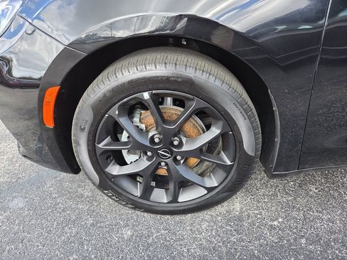 Used 2025 Chrysler Pacifica Limited image 4