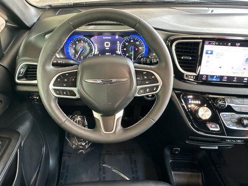 Used 2025 Chrysler Pacifica Select FWD image 14