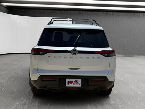 Used 2025 Nissan Pathfinder SV FWD image 4