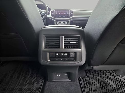 Used 2023 Volkswagen Atlas SE image 25