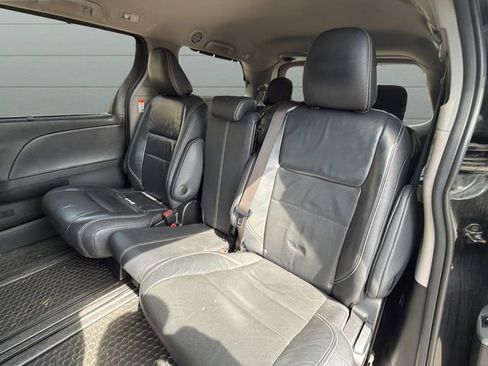 Used 2017 Toyota Sienna SE Premium FWD image 28