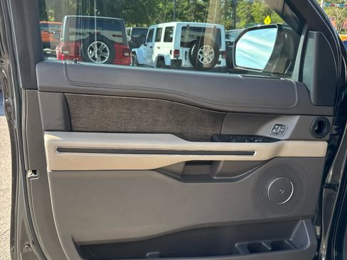 Used 2021 Ford Expedition Limited image 9
